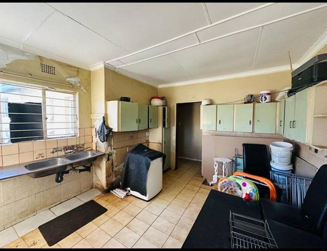 5 BEDROOM HOUSE FOR SALE IN KEMPTON PARK WEST